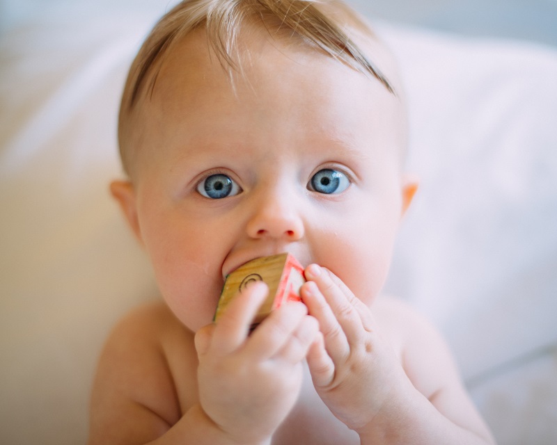 link https://www.healthline.com/health/parenting/natural-teething-remedies photo https://unsplash.com/photos/CEEhmAGpYzE